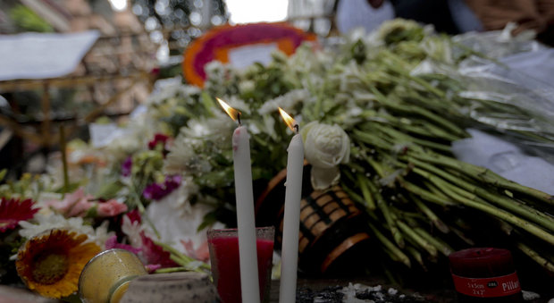 Bangladesh, partito il volo con le salme delle vittime italiane: a Ciampino in serata