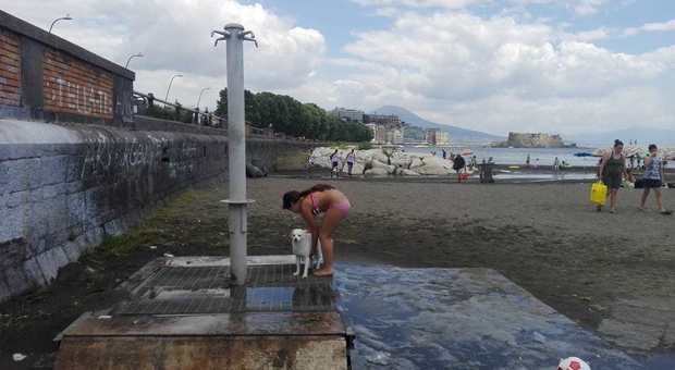 Napoli, niente docce a Mappatella beach: «Un problema segnalato da aprile»