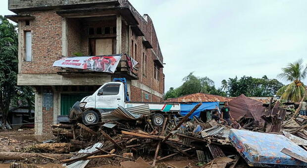 Indonesia, frane e inondazioni: oltre 100 morti e decine di dispersi