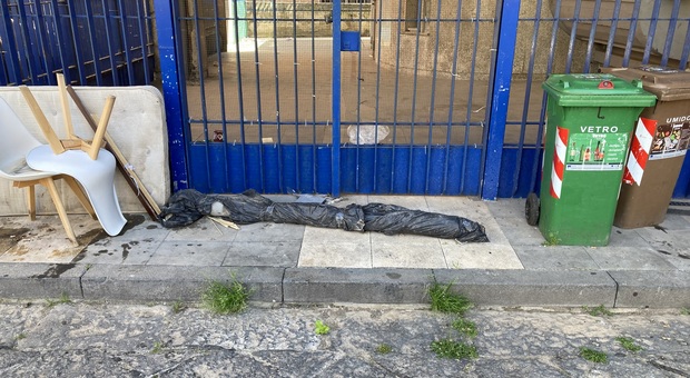 Napoli, municipio di Ponticelli avvolto dai rifiuti: timore per un tubo impacchettato