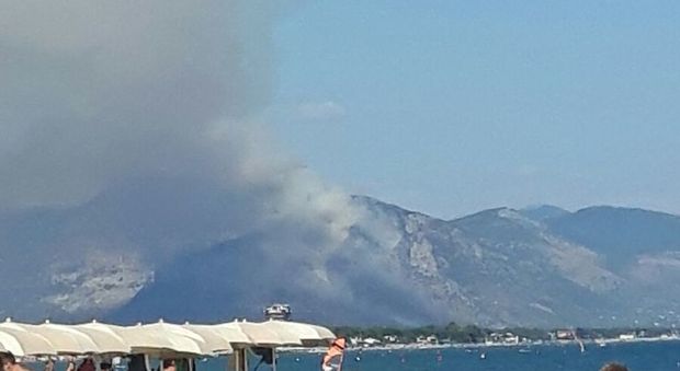 Terracina, brucia Monte Leano: incendio visibile a chilometri di distanza
