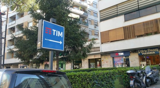 Roma, la banda dei telefonini in azione: negozio svaligiato in 4 minuti