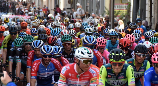 Giro d'Italia, la Regione stanzia tre milioni per rifare le strade dove passeranno i ciclisti