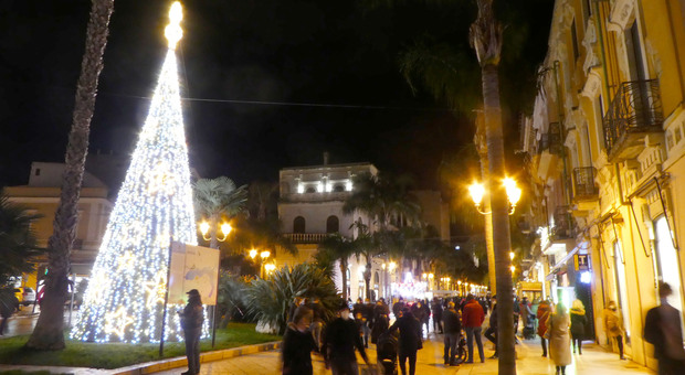 In centro albero e luminarie: il volto di Brindisi nelle settimane di Natale