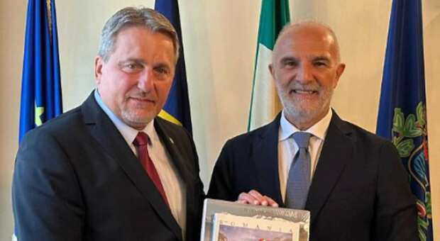 Il sindaco di Pescara, Carlo Masci, insieme a Ștefan Stanasel, presidente del Coordinamento nazionale cittadini romeni in Italia