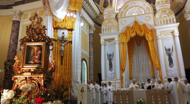 Torre Annunziata, via alla processione della Madonna della Neve: «Né soste né inchini»