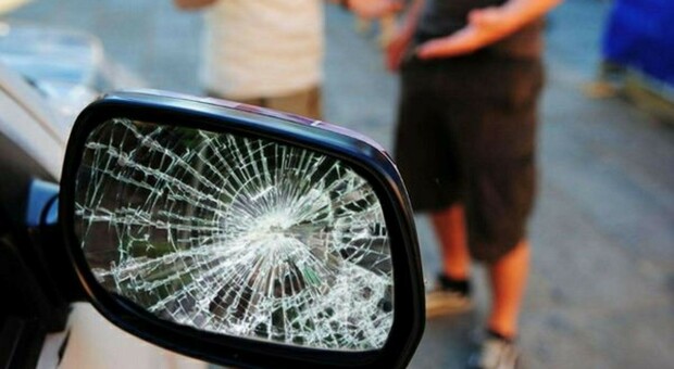 Derubavano gli automobilisti con il trucco dello specchietto rotto