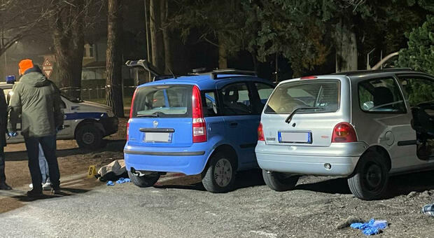 Due cadaveri trovati in un parcheggio nel Riminese. «Uomo spara a una donna e poi si suicida»