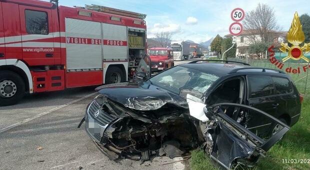 Incidente a Montebelluna, violento scontro tra un'auto e un furgone: tre feriti