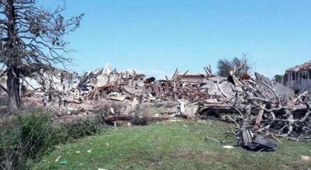 I terribili danni provocati dal tornado nel giardino di villa Fini Piva