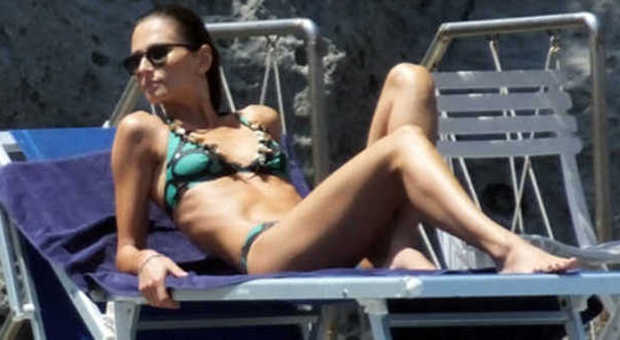 Anna Safroncik, bikini bollente da single in piscina a Ischia durante il Festival