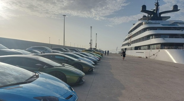 Monopoli, 100 Lamborghini attendono i passeggeri del mega yacht per una gita tra i trulli