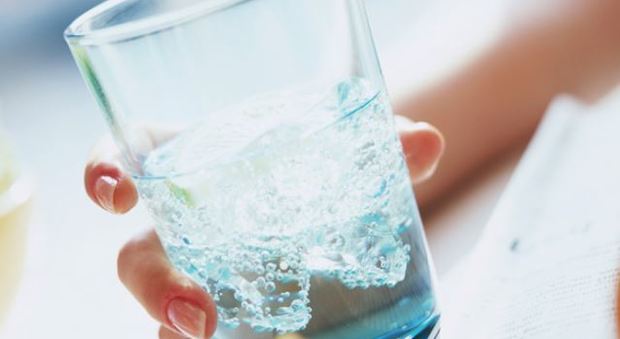 L'acqua frizzante fa male alla salute, ecco tutti gli effetti negativi delle bollicine