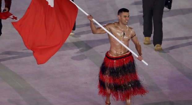 Pyeongchang, il portabandiera di Tonga come a Rio sfila a torso nudo nel gelo