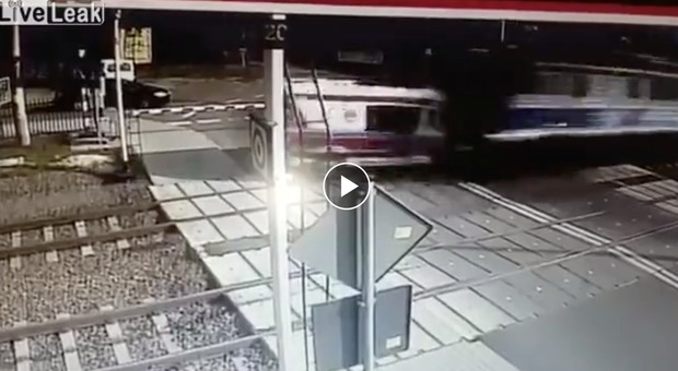 Ambulanza travolta dal treno in corsa al passaggio al livello: morto il medico e un infermiere