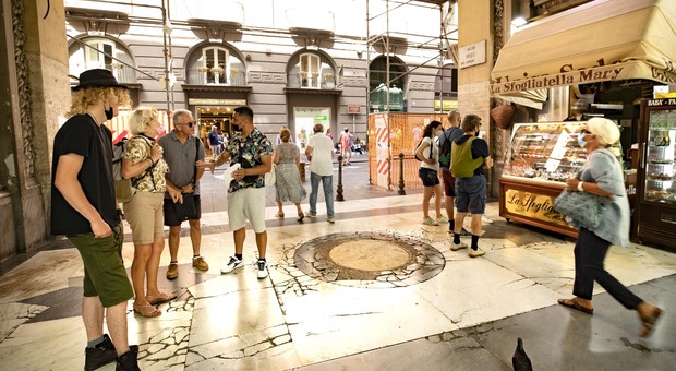 Galleria Umberto di Napoli, l'ultimo sfregio: tappi di legno al posto dei rosoni rotti