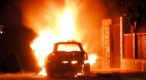 Giallo a Fisciano: in fiamme nella notte l'auto di un operaio