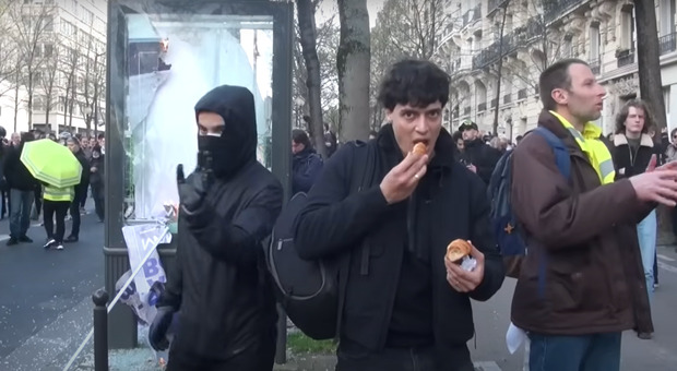 Luis Sal, il video mentre mangia croissant a Parigi durante le proteste per le pensioni: è polemica