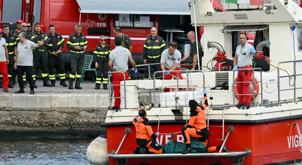 Barca affondata, riprese le ricerche dei dispersi: la missione dei sub, 12 minuti a 50 metri di profondità