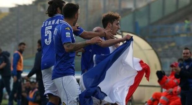 Il Cagliari sempre in vetta. Morosini esulta con la bandiera della Francia: omaggi anche della Ternana e dell’Ascoli