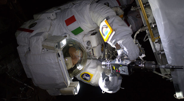 Luca Parmitano dallo spazio: «Onorato della citazione del presidente Mattarella nel messaggio di Capodanno. Sprone a fare ancora di più»