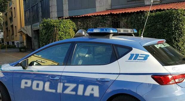Villa Gordiani, poliziotto fuori servizio blocca ladri d'appartamento: ferito nella colluttazione
