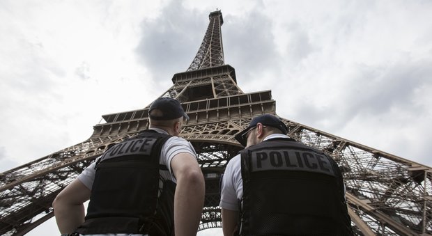 Parigi, finisce in psichiatria l'uomo entrato alla Tour Eiffel urlando «Allah Akbar»