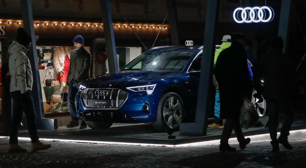 La nuova Audi e-tron in bella mostra sul corso principale di Cortina