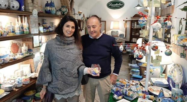 Raggi, visita lampo a Salerno per lo Spelacchio di ceramiche vietresi