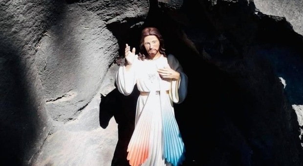 Decapitata e lapidata statua di Cristo sul Vesuvio