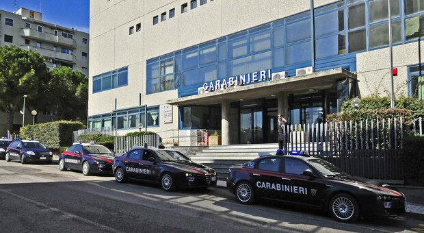 Pesaro, rivuole il cellulare sequestrato e prende d'assalto la caserma dei carabinieri: «Bruciate tutti»