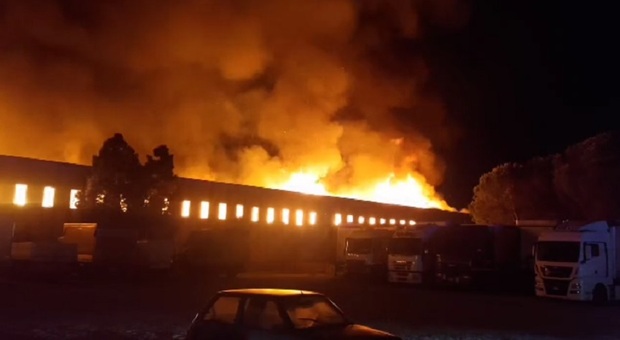 Incendio ad Aprilia, sopralluogo di sindaco e assessore: «Monitoriamo la situazione»