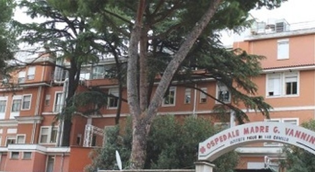 Roma choc, fa irruzione armato di coltello all'ospedale Vannini: aggredisce una guardia giurata e due infermiere
