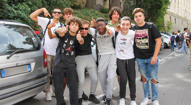 Studenti, festa a Fermo per l'addio alle mascherine: «Rivediamo i sorrisi, bello tornare in classe così»
