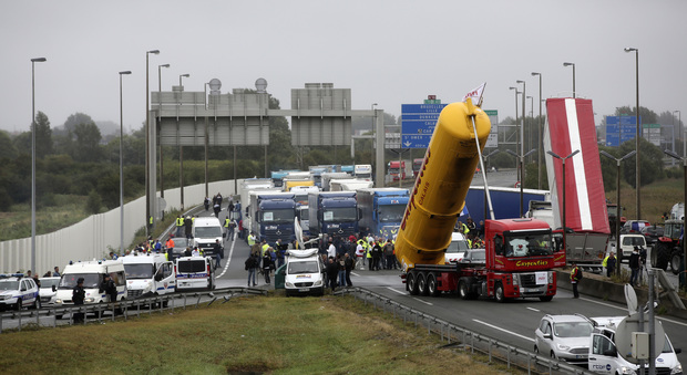 Proteste anti-migranti, tutto bloccato a Calais