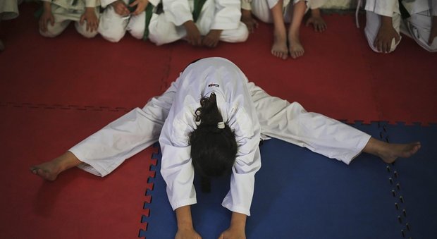 Gli sms proibiti del maestro di karate alla 14enne, l'uomo: «Non posso fare a meno di lei»