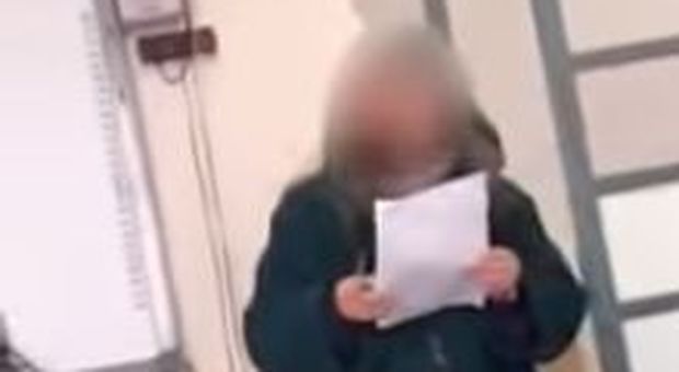 Professoressa derisa dagli studenti in classe a Salerno: il video fa il giro del web