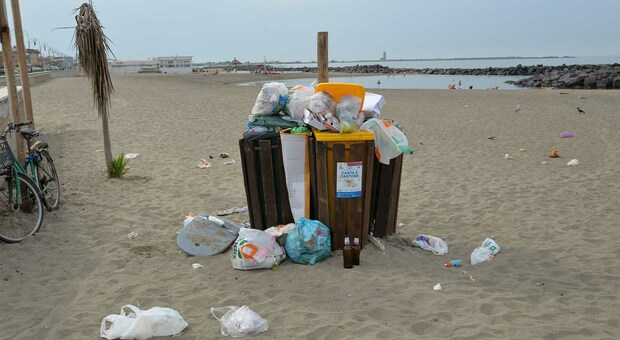 Fiumicino, il Comune non svuota i bidoni: anche a fine estate spiagge piene di rifiuti
