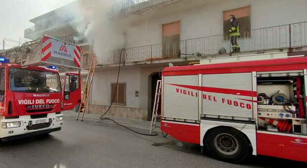 Sant'Arsenio, fiamme in una palazzina diverse famiglie evacuate per sicurezza