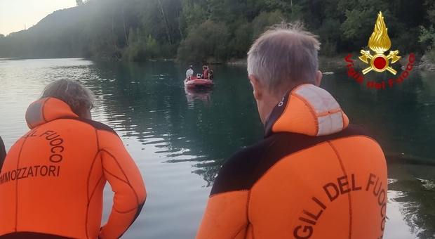 Il recupero del 17enne privo di vita nelle acque del fiume Isonzo