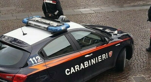 Carabinieri fuori servizio salva una donna dall'auto che prende fuoco