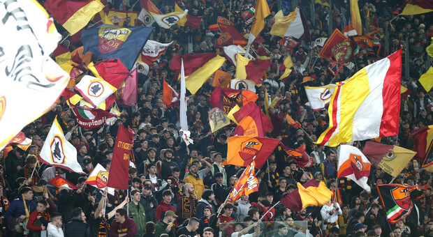 Roma, cori blasfemi allo stadio durante l'inno dell'Europa League. Suor Paola: «La società va multata»