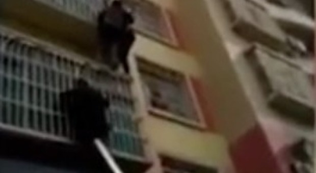 Cina, bimbo tenta di calarsi dal balcone e rimane penzoloni con la testa incastrata tra le sbarre