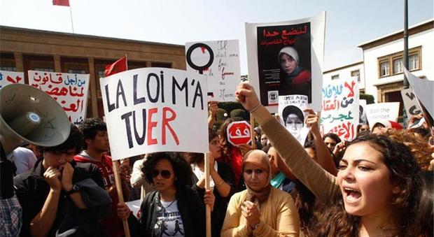 Marocco, la stuprano in otto e la minacciano di pubblicare il video della violenza: 17enne si uccide