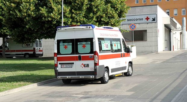 Pisa, si ribalta il trenino dei turisti: 8 feriti