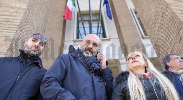 Sergio Pirozzi con i candidati alla Regione davanti al Tribunale di Latina