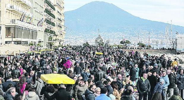 Napoli invasa dai turisti ma è lite: «Ci sono troppi abusivi»