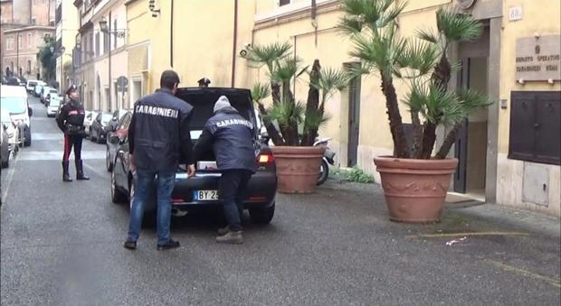 Roma, disturbano i Casamonica che abitano vicino al cantiere: 10mila euro per far proseguire i lavori