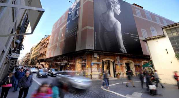 Una maxi foto in centro a Roma per celebrare Eleonora Abbagnato dell'Étoile dell'Opéra di Parigi