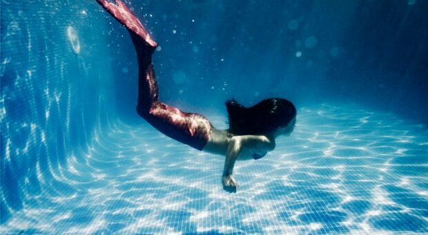 Nuotare come una sirena: ecco come si fa. E in più si dimagrisce